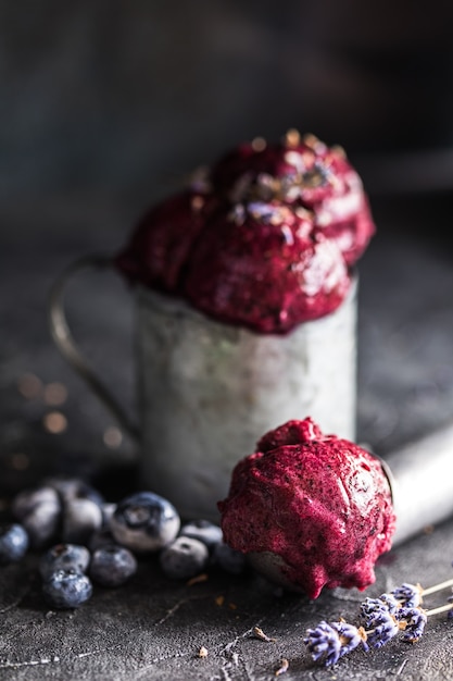 Helado de plátano y arándano congelados. Helado vegano. Concepto de sabroso vegetariano