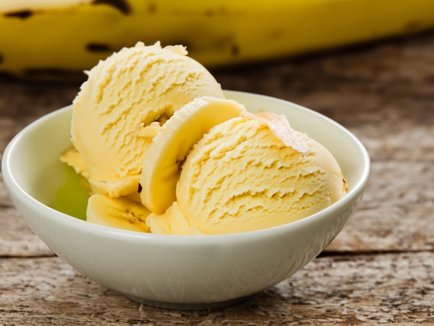 Helado de plátano en un tazón en la mesa de campo