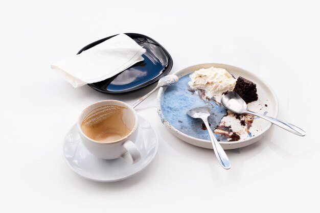 Helado en un plato y una taza de café.