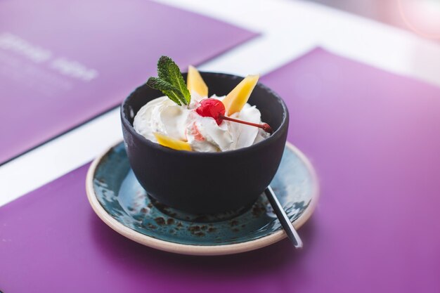 helado en platos de cerámica con mango y cereza