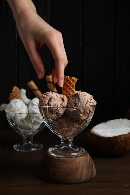 Helado de postre de verano helado con coco.