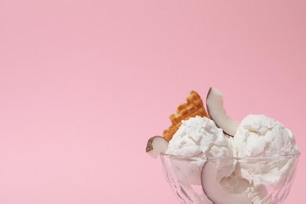 Helado de postre de verano helado con coco.