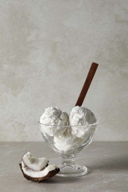 Helado de postre de verano helado con coco.