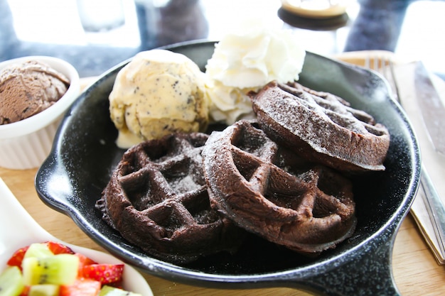 Helado y postre waffle