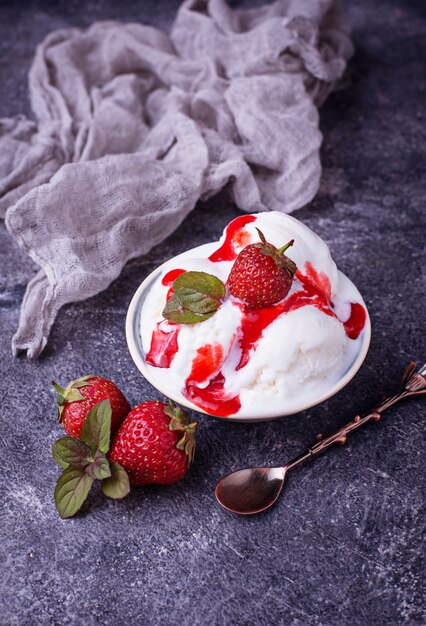 Helado con relleno de fresa. Enfoque selectivo