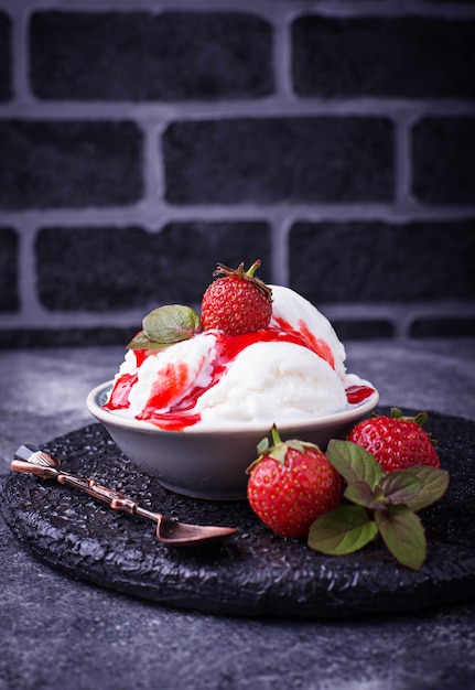 Helado con relleno de fresa. Enfoque selectivo