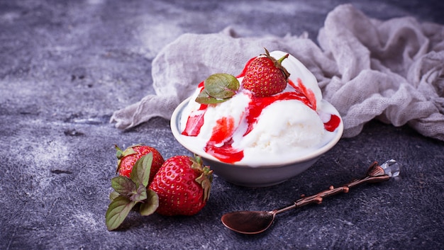 Helado con relleno de fresa. Enfoque selectivo