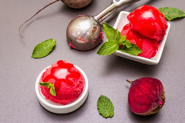 Helado de remolacha, sorbete, helado, glaseado dulce. Postre refrescante saludable de verano