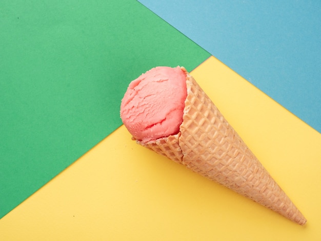 Helado rosa en cono de galleta