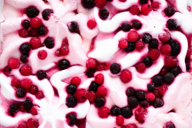 Helado rosa con moras. Arándanos en helado congelado textura de cuenco.