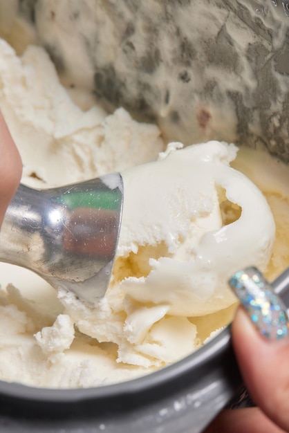 Foto helado sacado del primer plano del contenedor