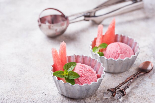 Helado de sandía en cuencos de metal.