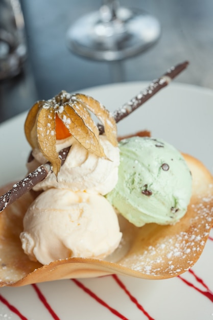 Helado servido en una cáscara de oblea