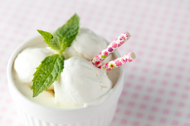 Helado de sorbete de fruta fresca en un tazón blanco de cerca.