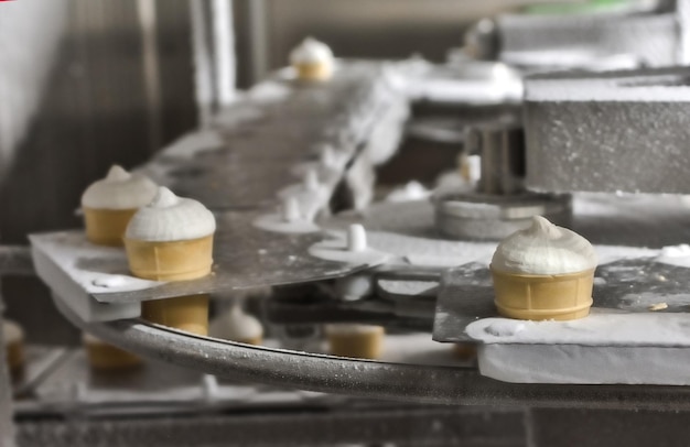 Helado de taza de gofre en la fábrica de helado transportador en una cinta transportadora