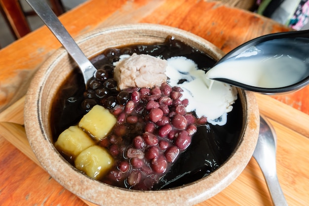 Helado de té de hierbas negro mesona con frijoles adzuki, bolas de taro y pasta de ñame en Taiwán