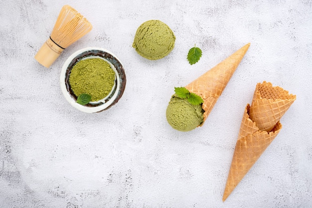 Helado de té verde matcha con conos de waffle