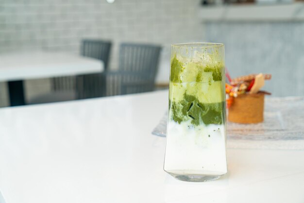 helado de té verde matcha con leche en la mesa