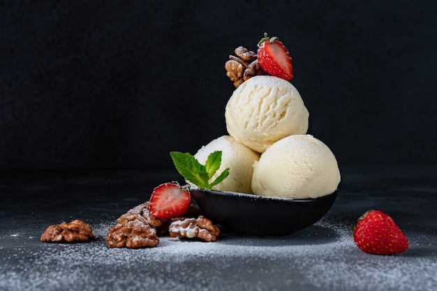 Helado tres bolas con fresas y nueces.