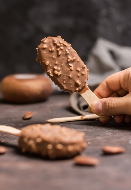 Helado de vainilla y almendras en casa con palo de madera