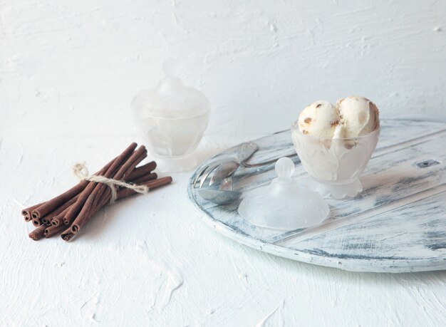 Helado de vainilla blanco ecológico casero con frutos secos y cubitos de hielo y cinamonas grandes