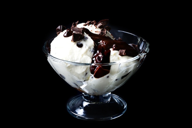 Helado de vainilla en un bol blanco con chocolate