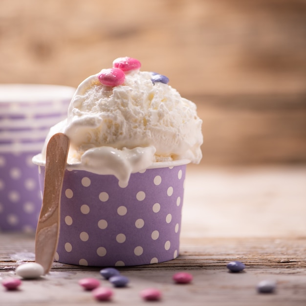 Helado de vainilla con caramelo sobre una mesa