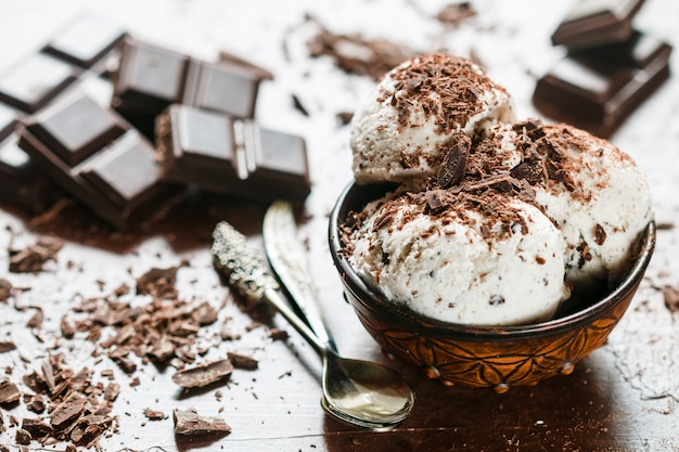 Helado de vainilla casero con chispas de chocolate