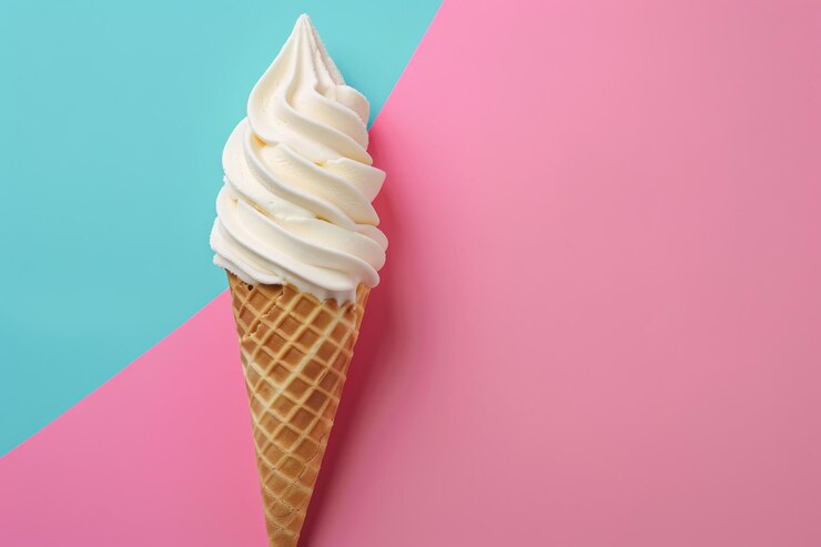 El helado de vainilla en un cono de waffle sobre un fondo rosa pastel y azul crea una escena lúdica