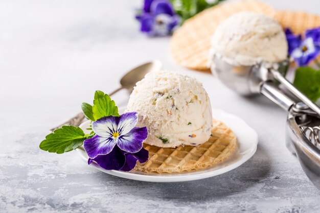 Helado de vainilla con flores comestibles.