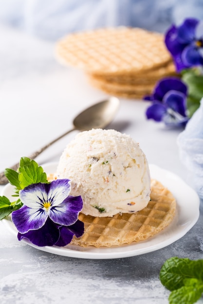 Helado de vainilla con flores comestibles.