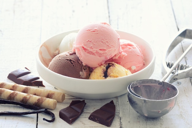 Helado de vainilla, fresa, plátano y chocolate