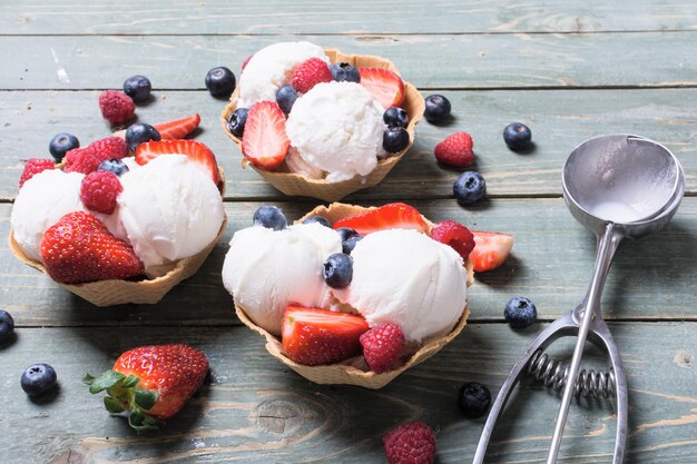 Helado de vainilla con frutos rojos, arándanos, frambuesa y fresa.