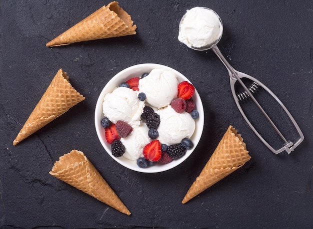 Helado de vainilla con frutos rojos, arándanos, frambuesa y fresa.