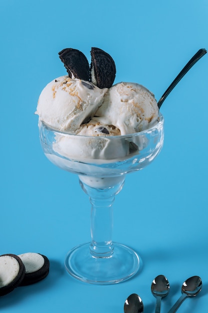 Helado de vainilla con galletas