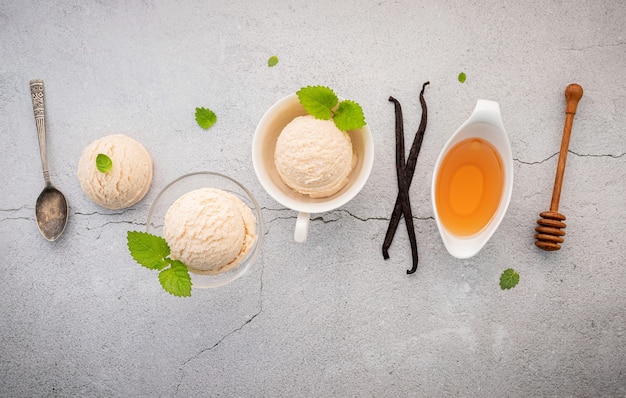 Helado de vainilla con miel sobre una mesa de hormigón