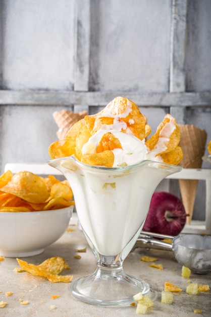 Helado de vainilla con papas fritas