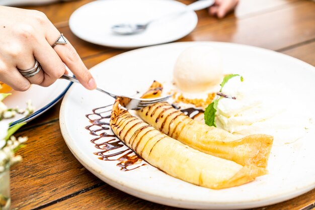 helado de vainilla con plátano y crema batida