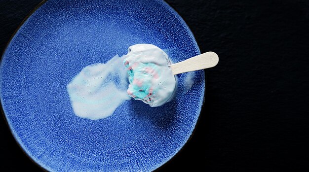 Helado de vainilla en un plato