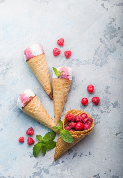 helado de vainilla rosa y conos en concreto