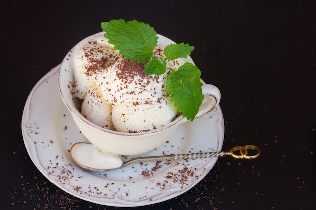 Helado de vainilla en taza blanca