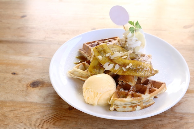 helado de vainilla con waffle y plátano