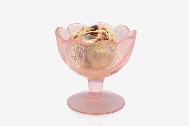 Foto helado en vaso de estilo japonés sobre fondo blanco