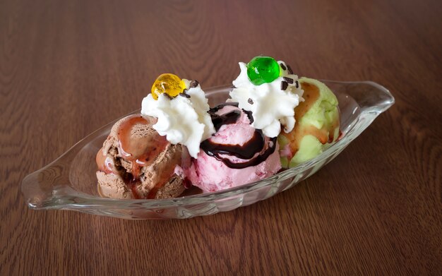 Helado en vaso en la mesa de madera