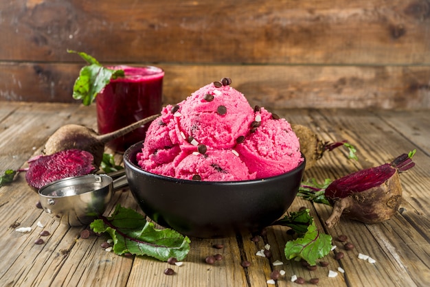 Helado vegano de remolacha con gotas de chocolate