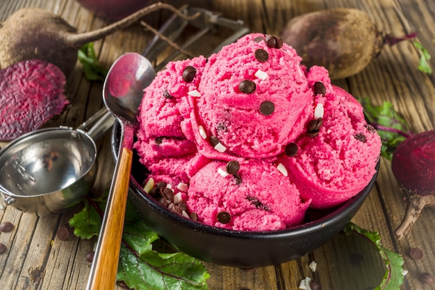 Helado vegano de remolacha con gotas de chocolate