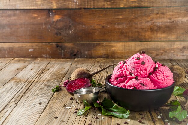 Helado vegano de remolacha con gotas de chocolate