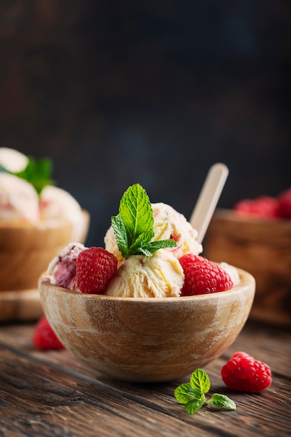 Helado de verano con frambuesa