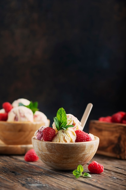 Helado de verano con frambuesa