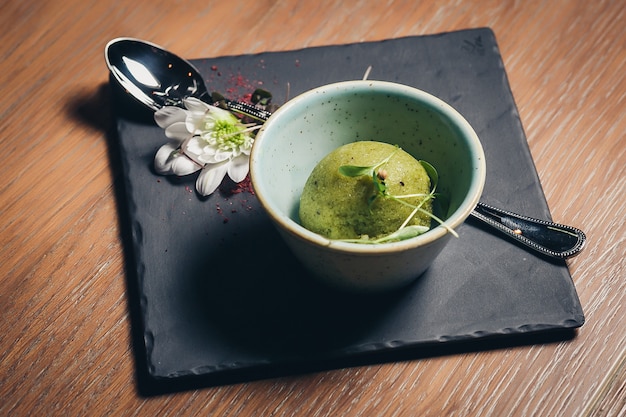 Helado verde refrescante de pistacho y lima